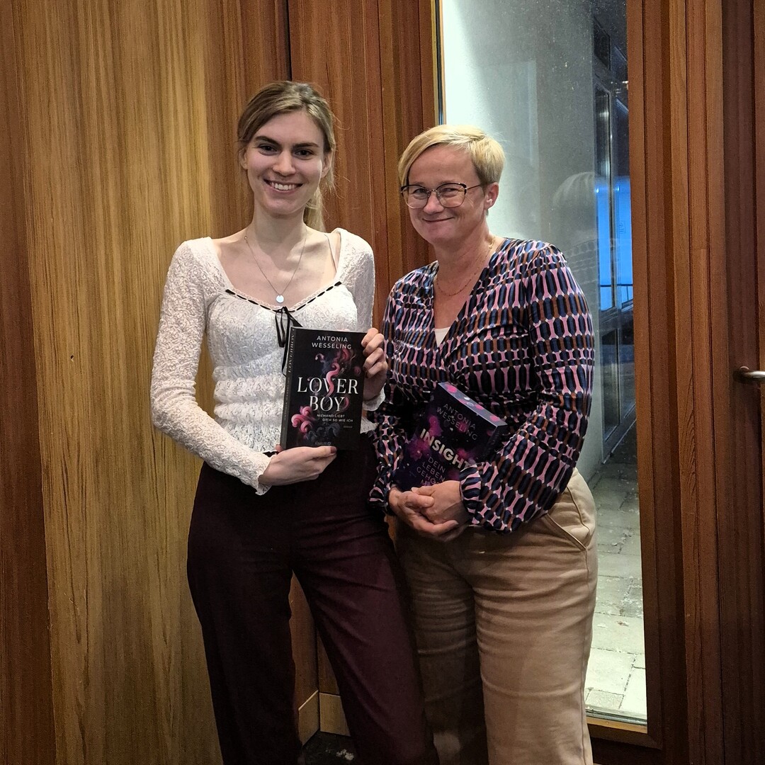 Autorin Antonia Wesseling hält ihr Buch "Loverboy" in der Hand. neben ihr steht Sandra Appelbaum vom Droemer Knaur Verlag.